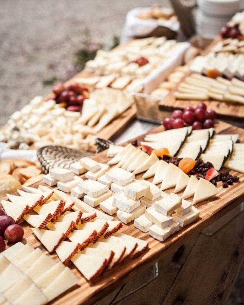 Какой сорт сыра выбрать на свадьбу Столами с пирожными никого не удивить, поэтому появляются другие идеи. Последнее нововведение — сырный стол. Какими сортами поразить гостей?